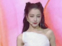 观赏顶尖女星在发布会上的微妙眼神交流^ ̳> ·̫ < ̳^一眼定情甜宠瞬间