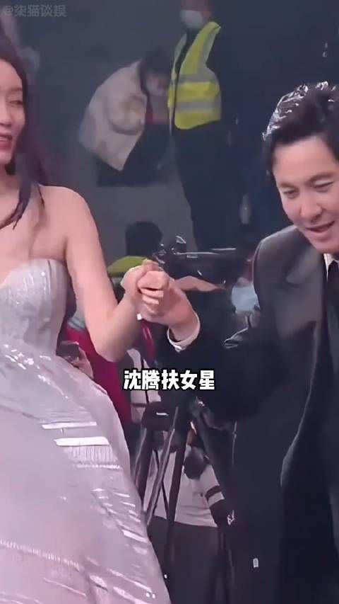 沈腾扶不同女星上下台差距,马丽温柔,张小斐像保镖,杨幂终于被将功补过