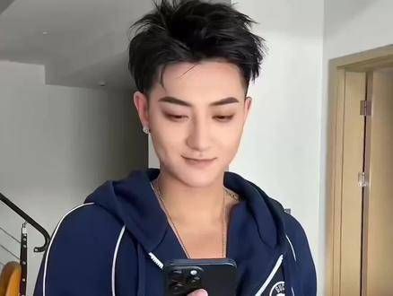 黄子韬与徐艺洋公开确认恋爱关系,甜蜜曝光牵手接吻照片…