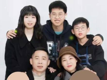 孙卓的快乐模样又重现了,仿佛回到了那个淘气的时代,的笑声洋溢着纯真