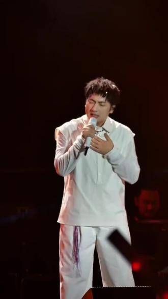 海来阿木与郁可唯在滨州的演唱会上…