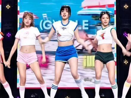 少女们今日的《klaxon》舞台,弥漫着浓厚的夏日气息