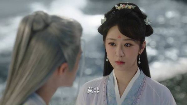 小夭海边漫步，看到相柳踏浪而来…