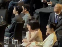 秦岚、高叶和谭松韵在尖叫之夜的晚会中聊个不停…