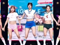 少女们今日的《klaxon》舞台，弥漫着浓厚的夏日气息