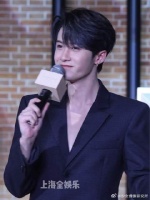 檀健次晚上换了黑色深v西装 一天见两次好开心啊