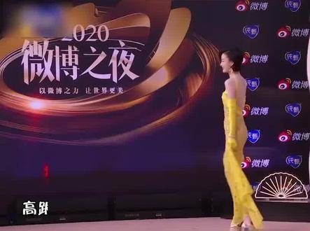 让人窒息的修身晚装,倪妮曼妙旋转,杨幂摇头叹惋,望见热巴:彻底服气了
