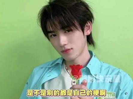 宋亚轩手持屏幕,滑动间尽是个人趣味的创意表达