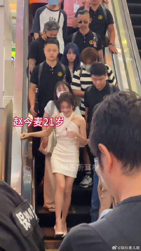 赵今麦 重庆活动，高跟鞋卡在电梯缝里了