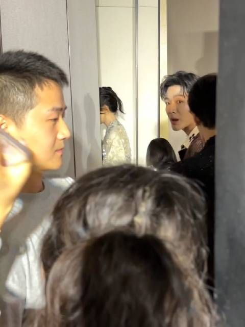新发现一个dy离场视角 @张晚意 bye-bye的声音更清晰,总会回应粉丝的爱