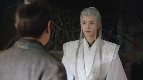 义父对相柳说起辰荣军曾经的荣耀,而现如今却对坚持产生了怀疑,相柳只道虽千万人…
