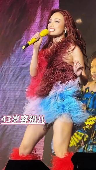 容祖儿的身姿曼妙，既能唱又能跳，舞台表现力十足，真是太出色了！