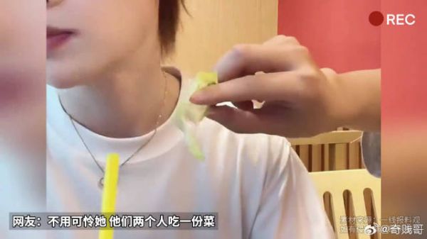 女生吃烤肉只吃肉不吃菜 于是男友直接上手操作