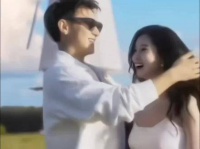 黄子韬沉迷于频繁查阅手机，疑惑不解：为何还未有任何动静？