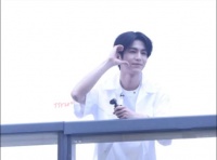 张凌赫hi6上班路透，跟粉丝打招呼脸颊比心饭撒…