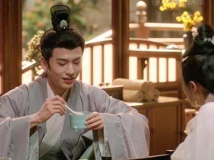 度华年中赵今麦与张凌赫这对厨艺相当的伴侣日常,哈哈大笑不停歇