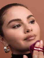 赛琳娜戈麦斯为自创美妆品牌rare beauty新推出的True to