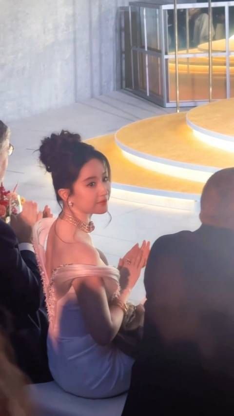 美女就是什么造型都好看~ 谁懂周末可以看到大美女到底有多幸福!