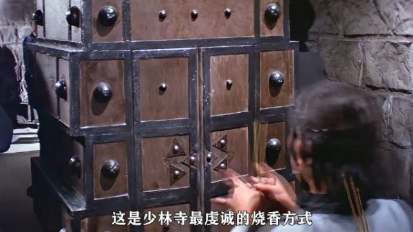 和尚每天往井里扔石头,只为砸出水花洗头,岂料洗了3年练出神功