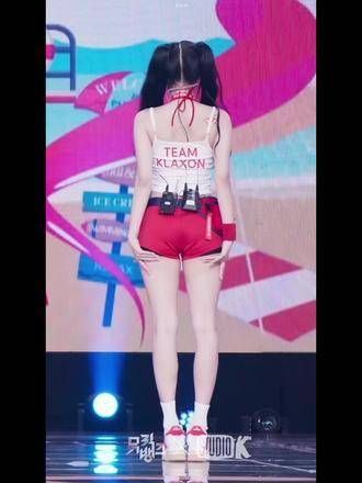 雨琦的魅力直拍,新曲风潮来袭演绎少女力,动感旋律引爆全场
