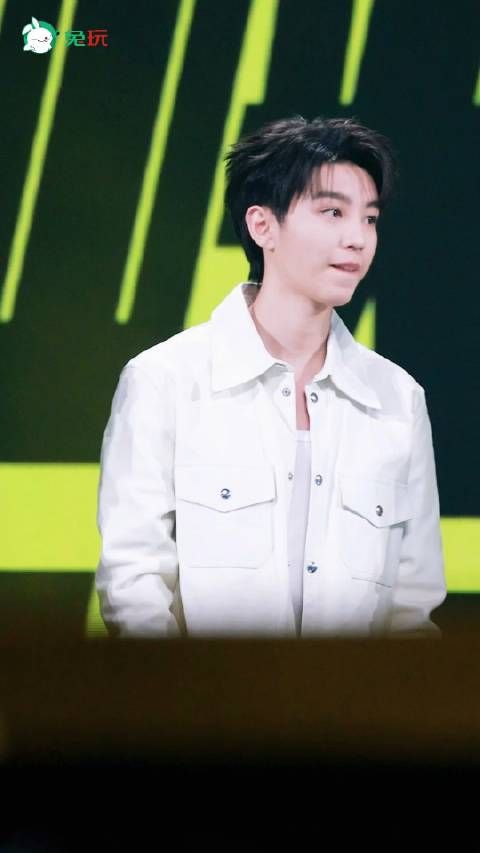 代言人@TFBOYS-王俊凯 直拍!太帅气了好久不见
