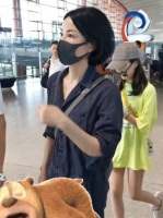 王菲带着女儿李嫣走机场，这女儿身材皮肤都很好，这是去找谢霆锋吧