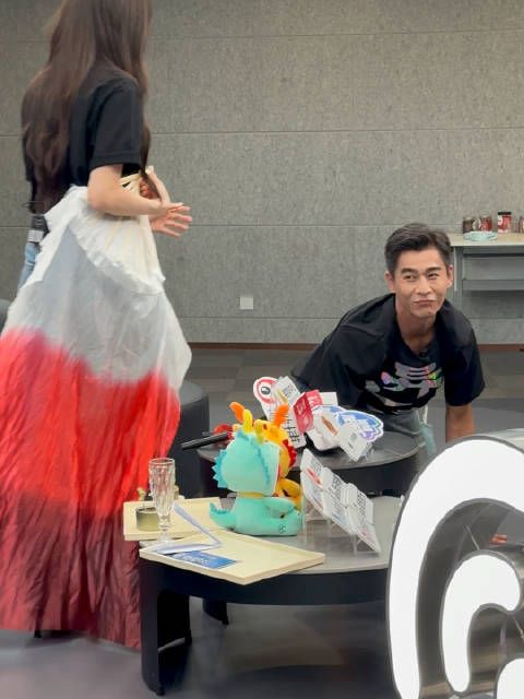电影《异人之下》扫楼直播中,乔振宇和娜然复刻封神名场面…