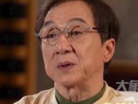 成龙表示：实打实摔的老套路已成往事，如今绿幕一拉，高楼四十层，无需再从鹿特丹大厦真身下滑冒险