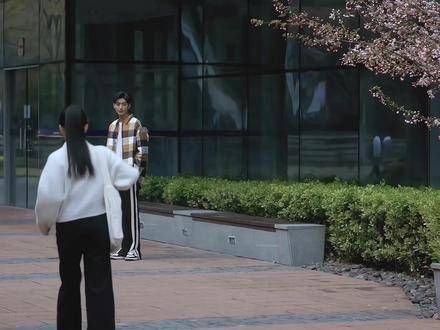 一次通话的缘分,让他牢牢记住了她的嗓音,并开始对她愈发上心