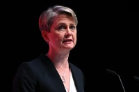 “耗资7亿，遣送4人”