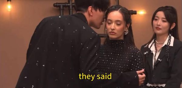 歌手后台直播,迪玛希忘记关麦克风,对凡希亚说在你之前一定是中国人…
