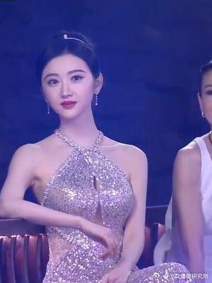 她出场的那一刻,豪门千金有了具象化