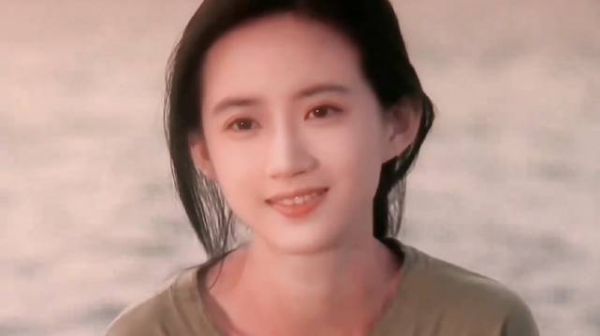 她曾因拒绝潜规则而出家为尼,即使剃光头也挡不住她曾经清新脱俗的气质