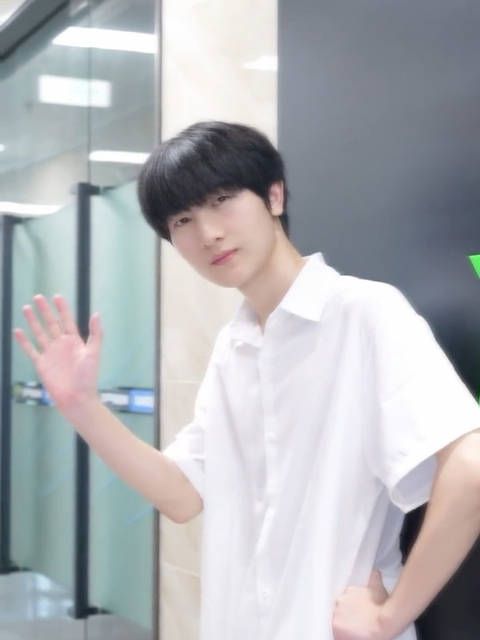 今日是白色系,哥你是男大吗 少年感拉满了