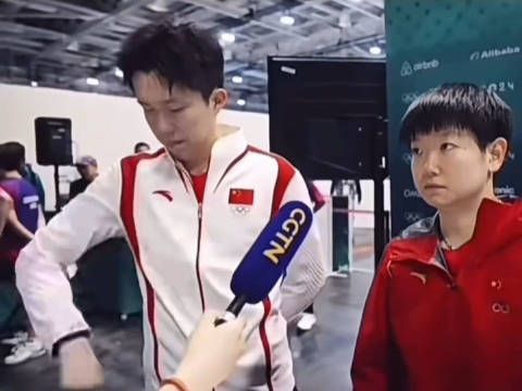 Wflbb,这视频笑的我,王楚钦你干嘛呢,采访的时候突然抬手腕…