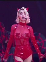 上次蔡依林演唱会裙子走光，太尴尬了，看来这次有经验了竟然还贴了两个叉叉！