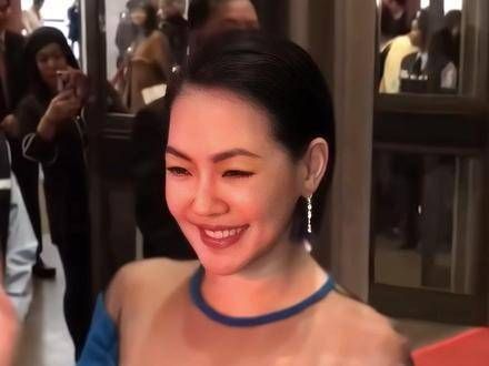 活动现场,身着一袭长裙格外吸睛…