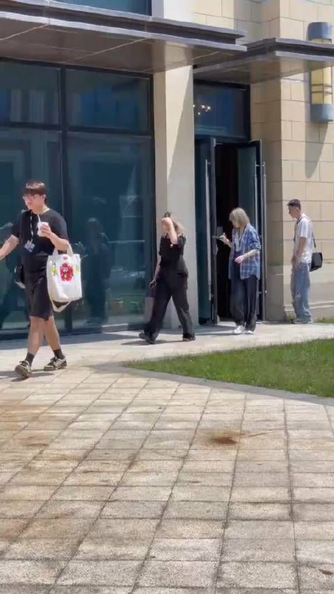 戚薇本人又白又瘦超级漂亮,完全看不出生过两个孩子