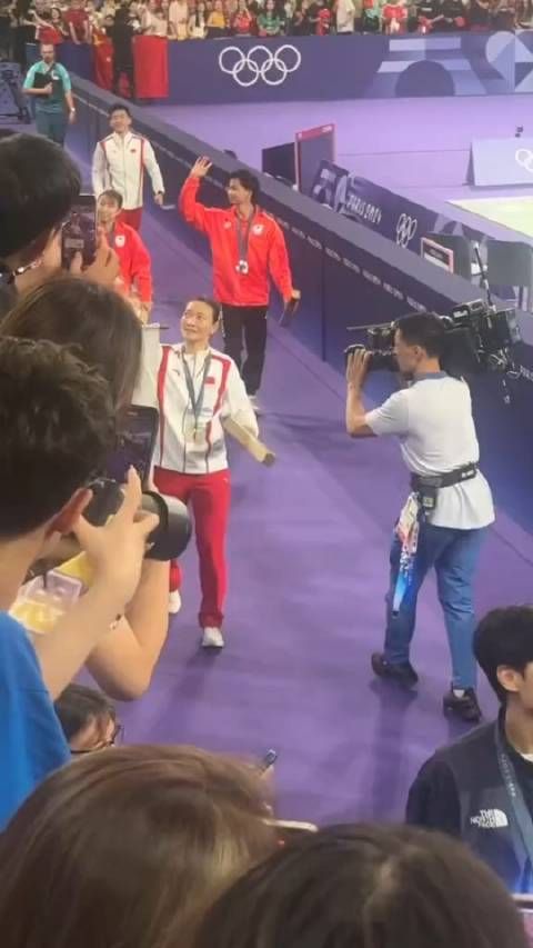 恭喜黄雅琼今晚斩获1金1钻1男1吻,巴黎不愧是浪漫之都