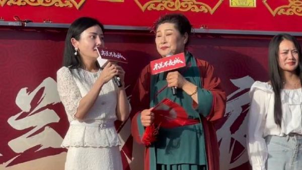45岁离异带娃美女,谈吐不凡,让王婆忍不住称赞