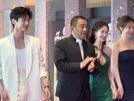 在《南来北往》剧组红毯亮相,真是赏心悦目