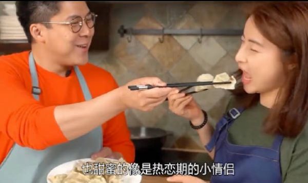 霍启刚每次出门都紧握着郭晶晶的手,起初以为他们只是在公开场合展现甜蜜…