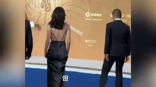 殷桃虽已44岁,但依然丰腴,魅力不减当年,甚至可与20岁的少女媲美