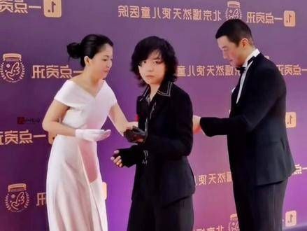 出席 慈善晚宴,李亚鹏对待两位女儿倾注了满满的父爱,履行着所有的职责…