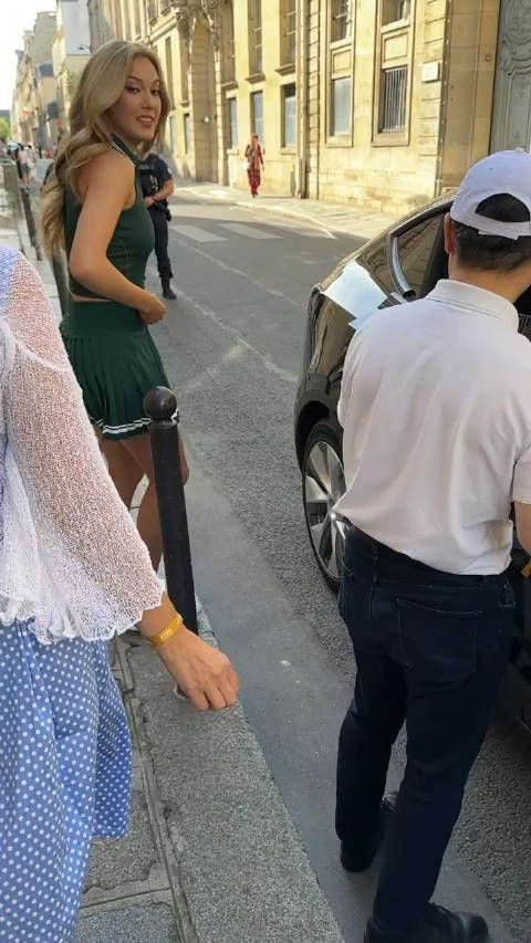 网友在巴黎巧遇谷爱凌,一见粉丝招手,她立刻反应…