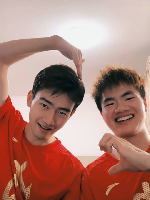 点歌机王昶梁伟铿在线清唱,演绎三笑真的很好笑,ending pose毫无默契的比心
