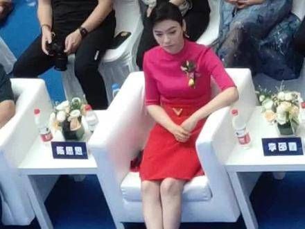 出美女,陈思思作为国家顶级歌唱家,更是其中的佼佼者