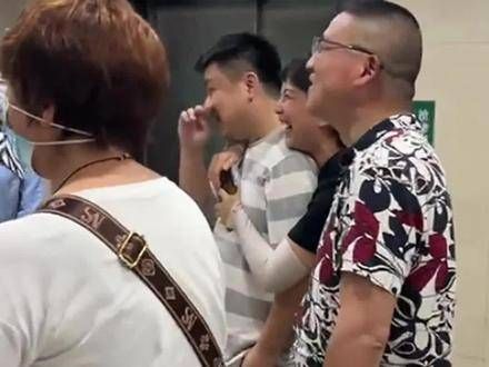 当发现三胞胎全是男孩时,父亲、祖父和外祖母的反应简直太接地气了!