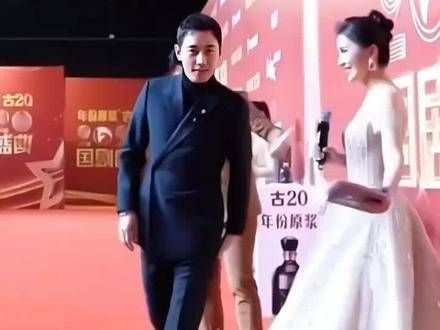 与 真是美的化身和典范伴侣,婚后的岁月里,两人的感情依旧如初恋般甜蜜…