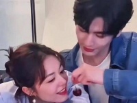 哦莫！甜鼠！用小动作逗她乐！承认吧，你真的非常爱她！